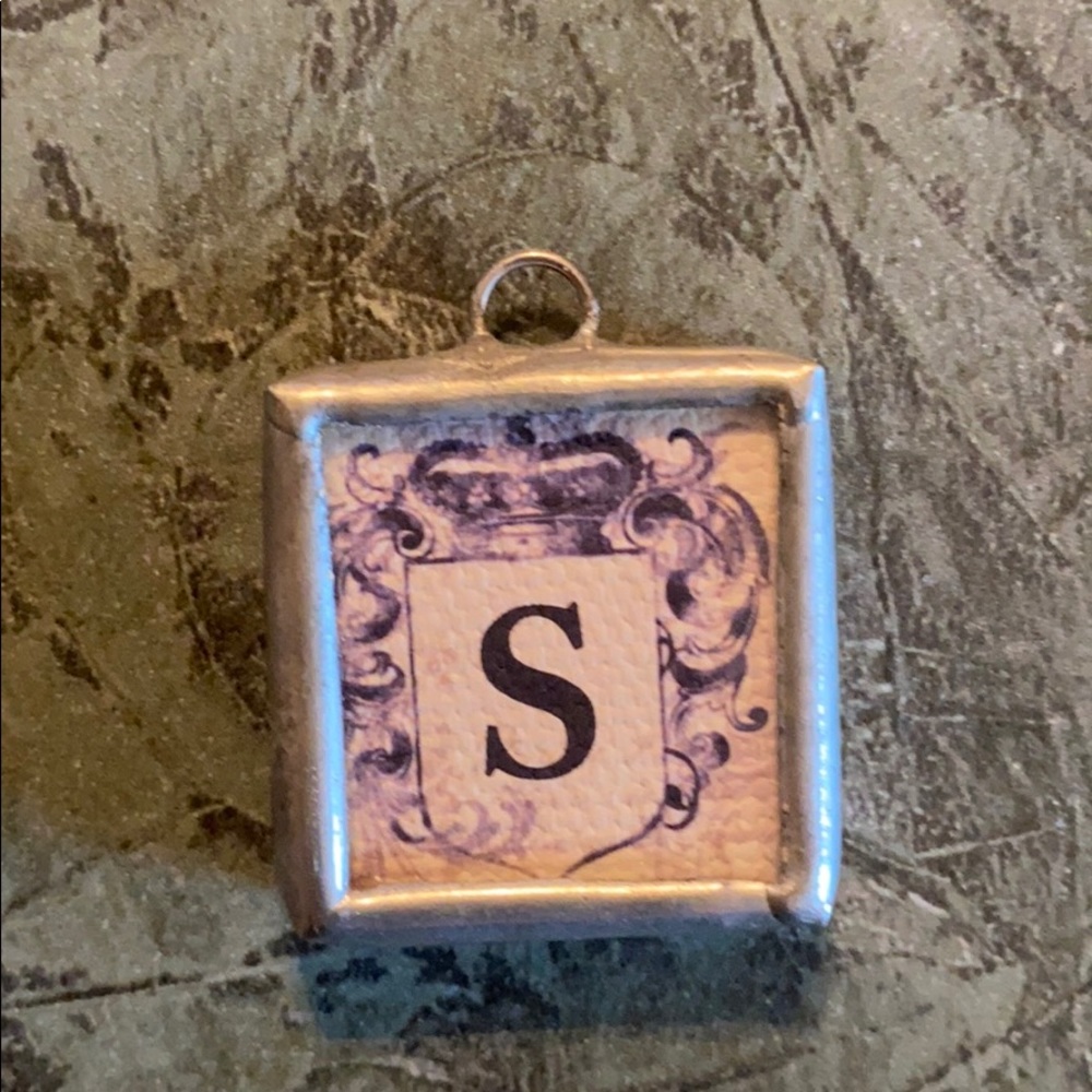 “S” charm